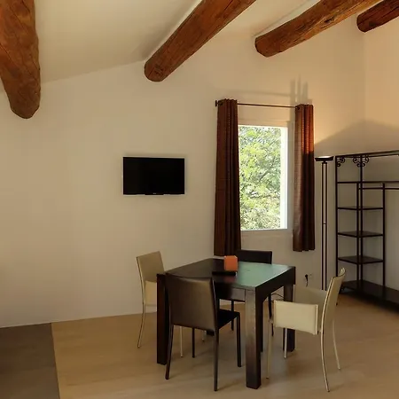 Les Pierres Bed and Breakfast *