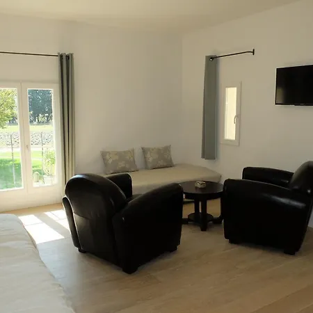 Les Pierres Bed and Breakfast *
