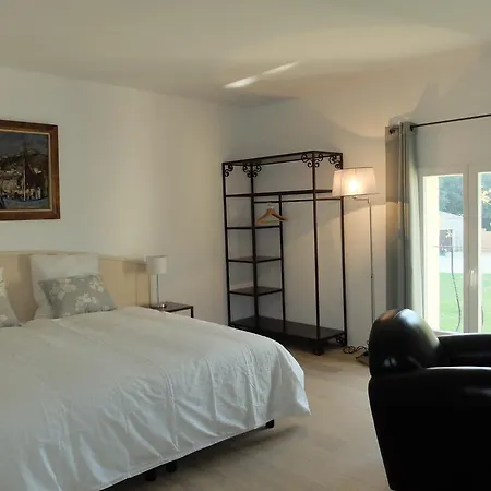 Les Pierres Bed and Breakfast